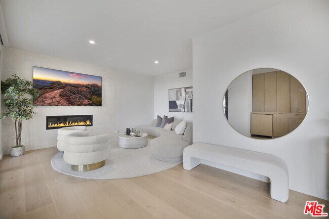 Building Photo - 7212 Mulholland Dr