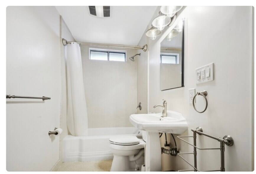 Building Photo - 1428 7th St