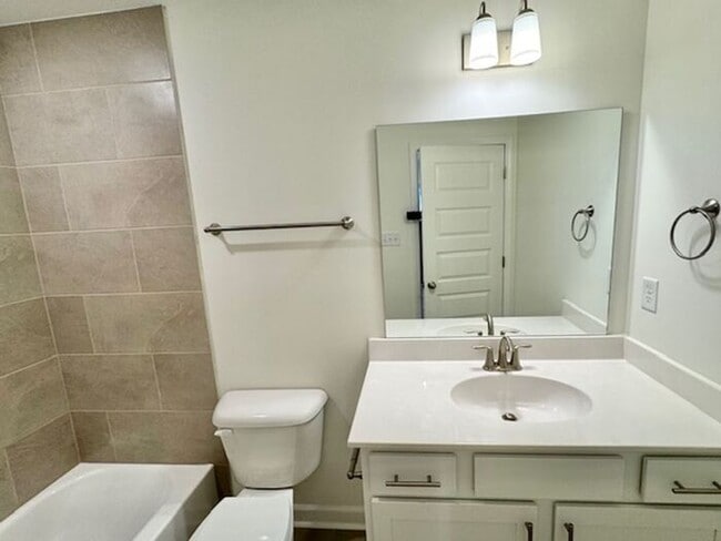 Building Photo - Move In Special! Half off August Rent. Con...