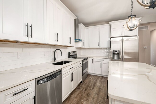 Building Photo - Stunning Renovation on the Near East Side!