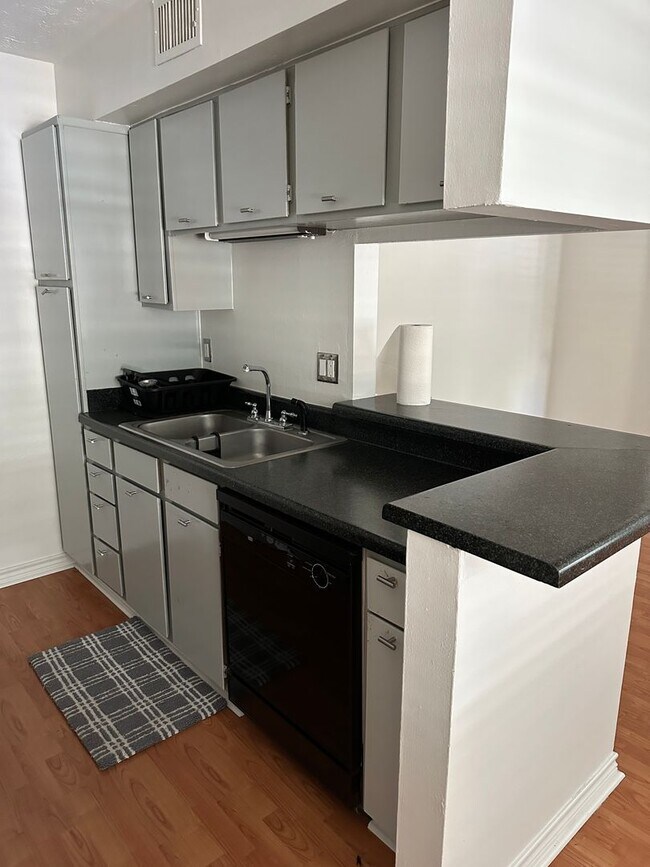Building Photo - Bryan - 1 bedroom / 1 bath, really close t...