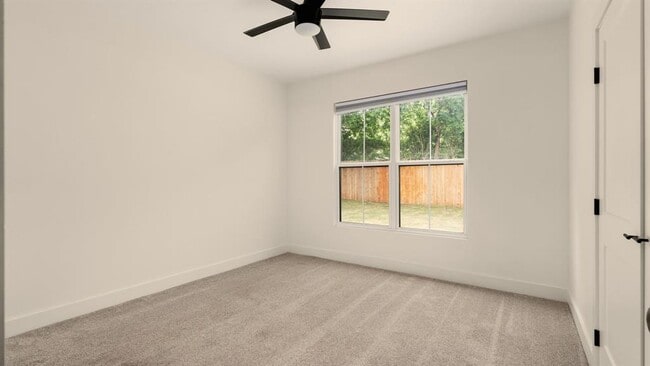 Building Photo - 402 E Ash Dr