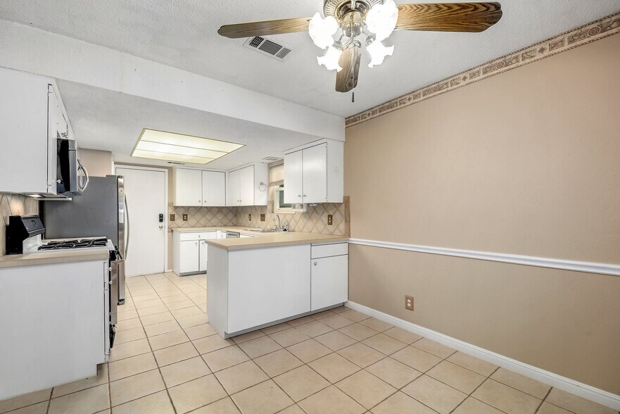 Building Photo - 4802 Gerona Dr
