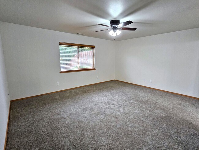 Building Photo - Open, One-Level Living- 4 Bedroom, 2.5 Bath Richland Home with Spacious Backyard