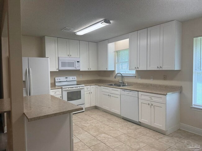 Building Photo - 321 Forest Hills Dr