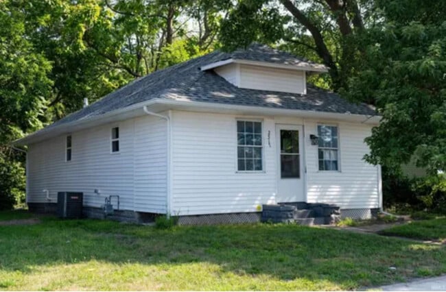 Building Photo - 2517 Kenwood Ave
