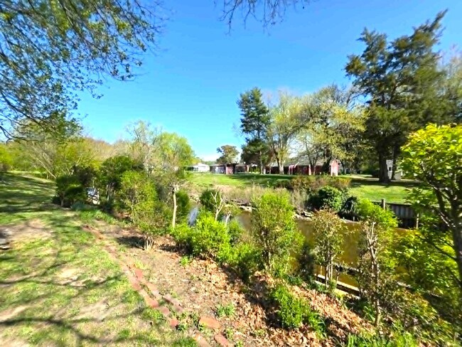 Building Photo - 104 Lee Dr