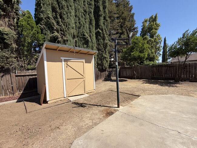 Building Photo - 556 Moray Way