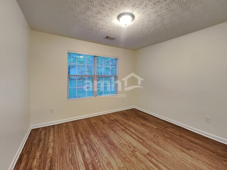 Building Photo - 910 Harbins View Dr