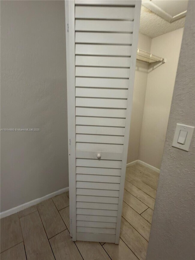 Building Photo - 2831 N Oakland Forest Dr