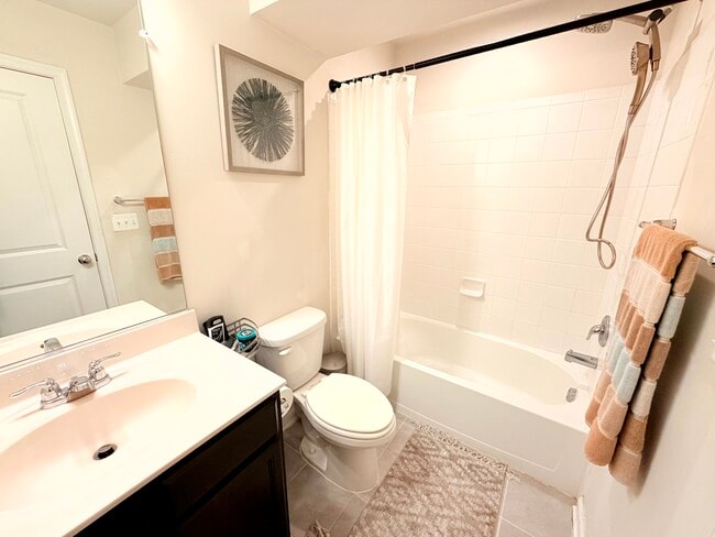 Building Photo - Private room with all utilties included