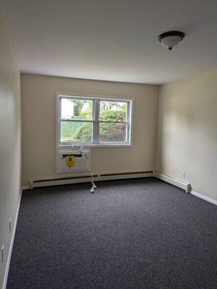 Building Photo - 5B Hemlock Dr