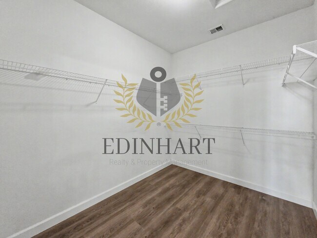 Building Photo - 818 S Apple Ave