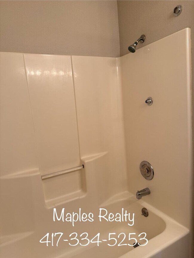 Building Photo - King Suite with Kitchenette!