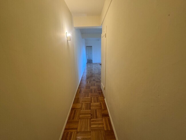 Building Photo - 1925 McGraw Ave