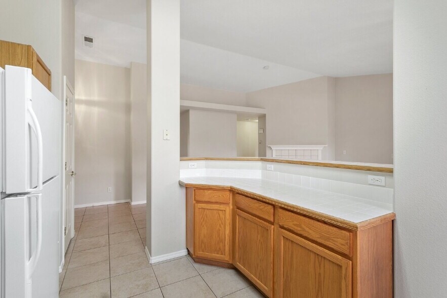 Building Photo - Stylish 3-Bed Condo in Gated Community – J...