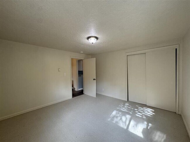 Building Photo - Luradel Duplex