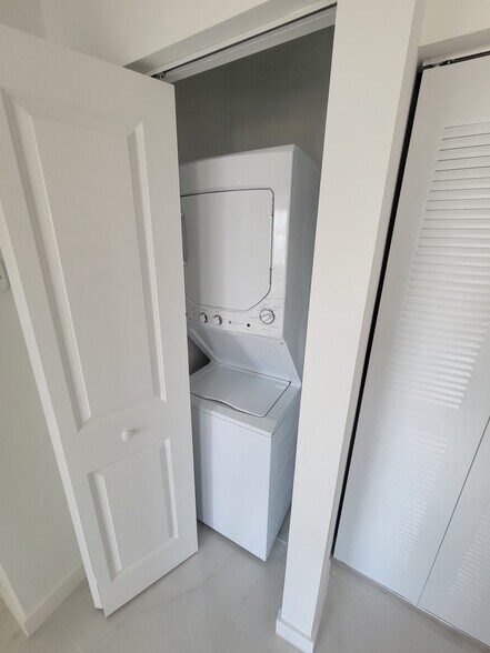 Building Photo - 935 SW 72nd Ave