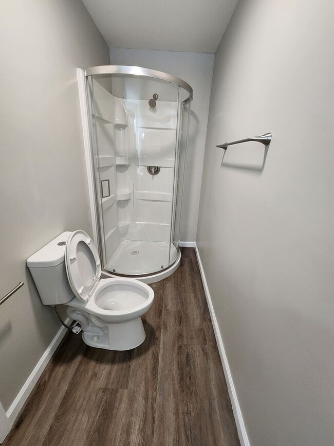 Building Photo - Beautiful 4 bedroom 2 bathroom home with g...