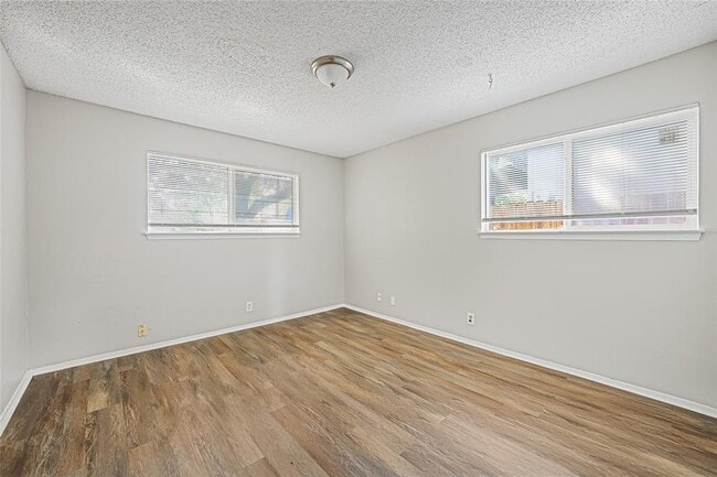 Building Photo - 1213 Dobie Dr