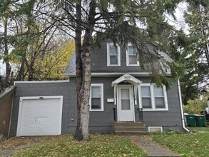 Building Photo - 209 Maple St