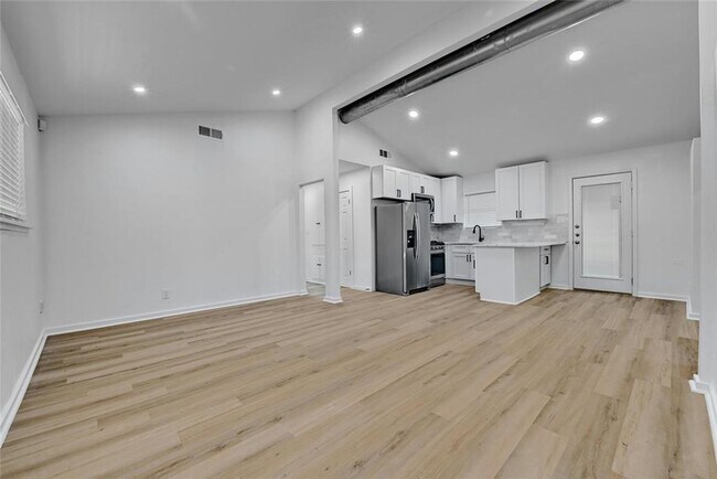 Building Photo - Fully updated 6 bed house!!! 1911 David!