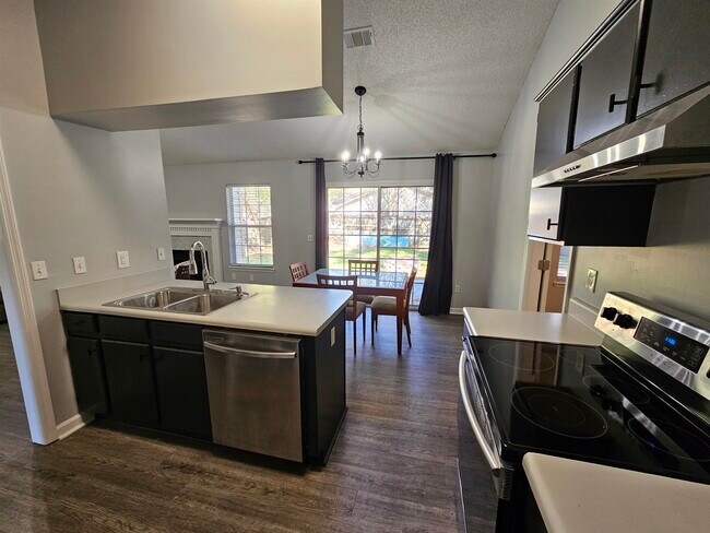 Building Photo - 2428 Beechnut Ln