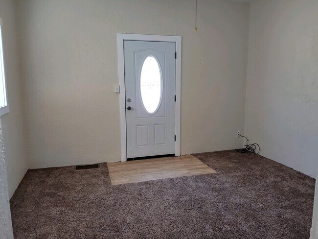 Building Photo - 206 Ketchum St E