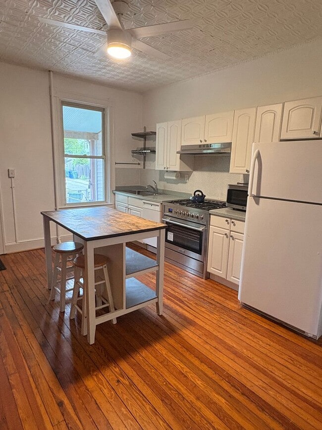 Building Photo - Gorgeous Hampden 2bd/2ba w/ Fin Bsmt, W/D, A/C and more! Available now