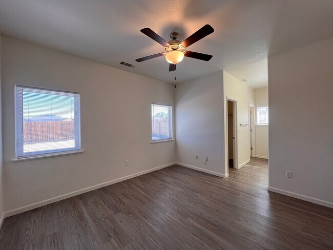 Building Photo - Silverland Estates 3 Bedroom 2 Bathroom Ho...