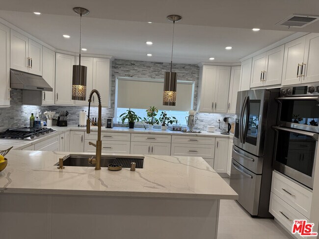 Building Photo - 13218 Fiji Way