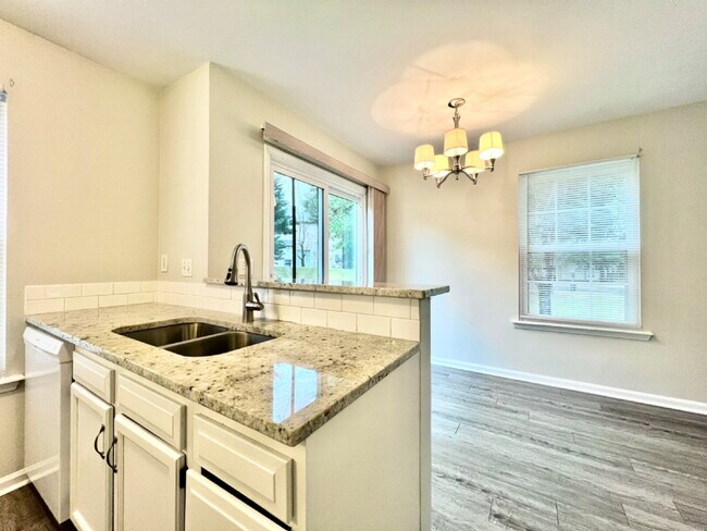 Building Photo - RAINTREE TOWNHOME!