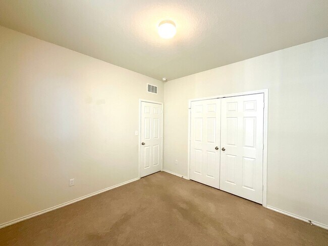 Building Photo - **APPLICATION RECEIVED** AVAILABLE NOW- Energy-Efficient 4/3 Home with Solar Panels & Pool Access!