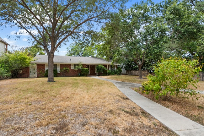 Building Photo - 115 Park Dr