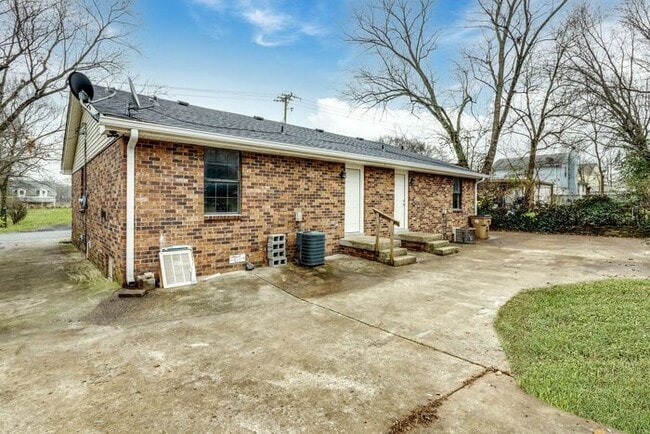 Building Photo - Beautiful Renovated Duplex in Madison
