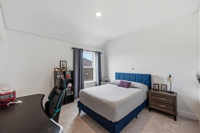 Building Photo - 6700 Cliff Rose Dr