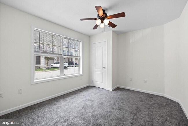 Building Photo - 10 Shady Tree Ct