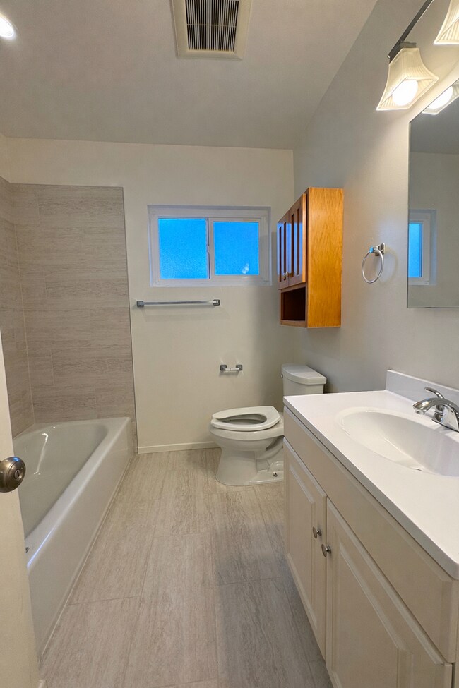 Building Photo - AVAILABLE NOW! BEAUTIFUL 3BD/1.5BA POINT LOMA HOME w/ GARAGE & LAUNDRY!