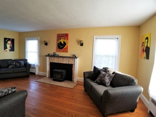 Building Photo - 27 Yasgur Rd