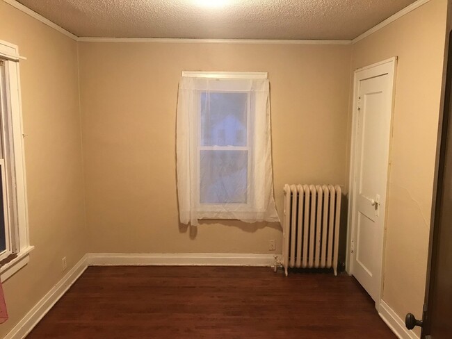 Building Photo - Charming 3 bedroom 1 bath in University/Le...
