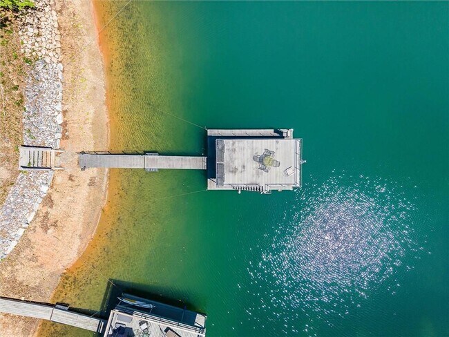 Building Photo - 6265 Lakeview Dr