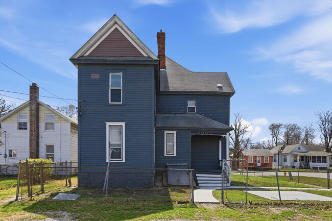 Building Photo - 1405 7th Ave