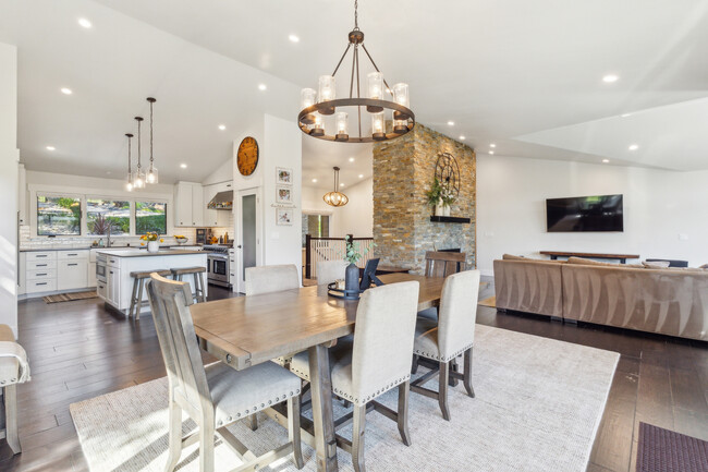 Building Photo - 30 Castlewood Dr