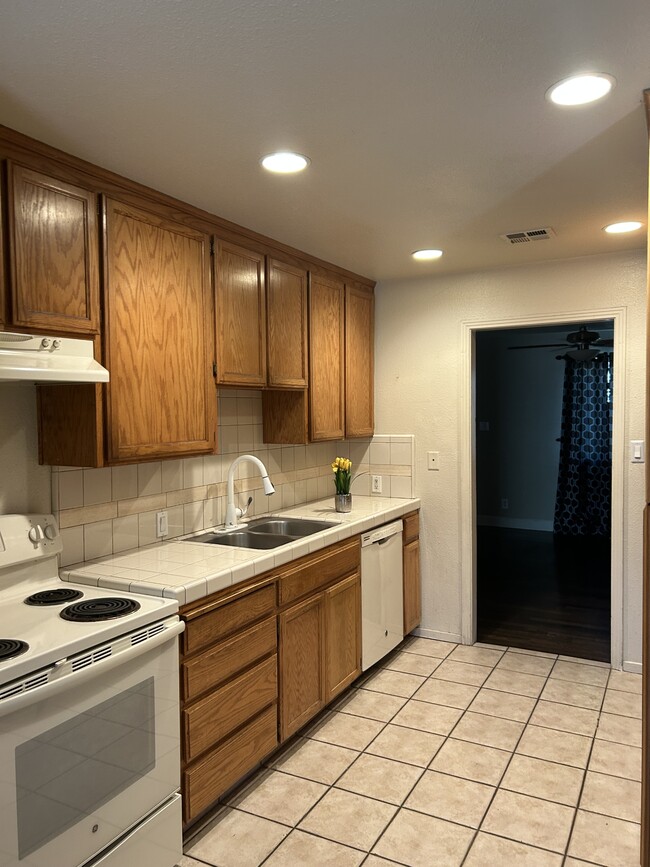 Building Photo - 1334 Grape Ave
