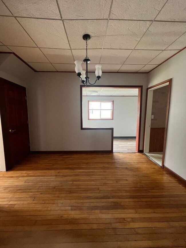 Building Photo - 4 Bedroom 2 Bath House Available in Wausau NOW!