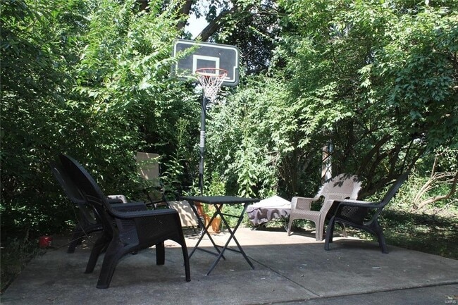 Building Photo - LOCATION!! LOCATION!!! This One bedroom/on...