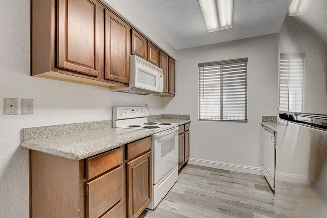 Building Photo - SINGLE BEDROOM CONDO IN GUARD GATED COMMUN...