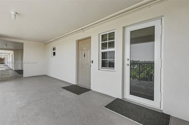 Building Photo - 3150 N Palm Aire Dr