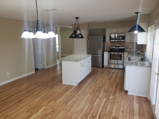 Building Photo - 2101 Deerfield Dr