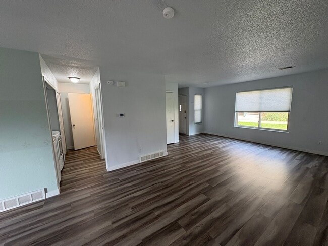 Building Photo - 3 Bed 2.5 Bath Home with 2 Car Detached Ga...